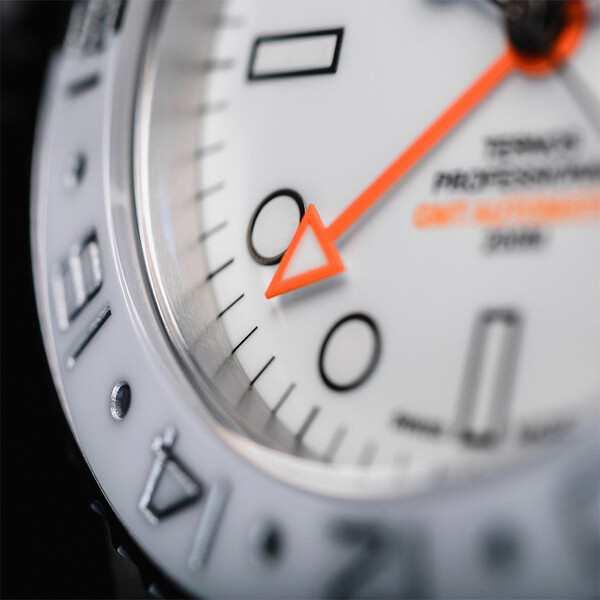 Pomarańczowa wskazówka GMT w Davosa 161.571.15 Ternos Professional GMT Black & White