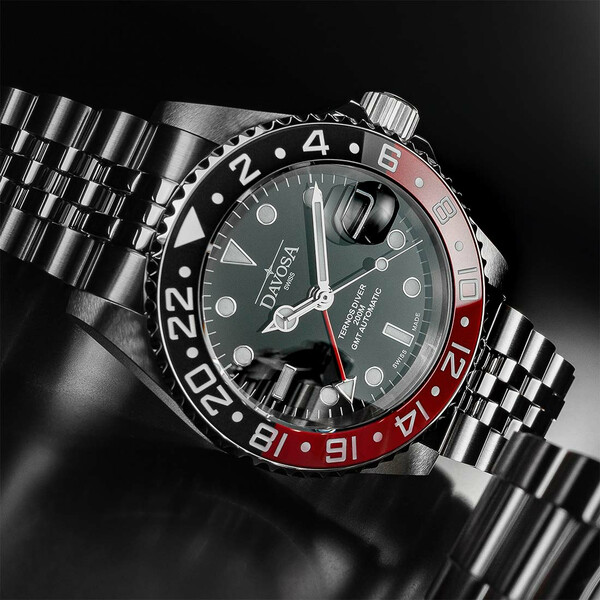 Czarna tarcza w zegarku Davosa Ternos Ceramic GMT Automatic 161.590.09