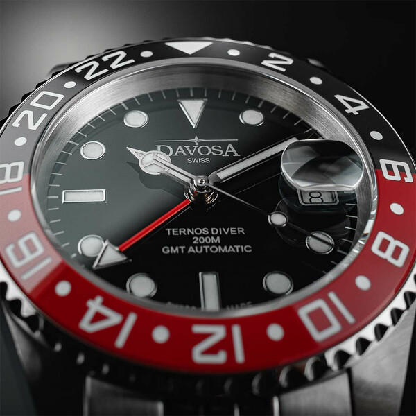 Czarna tarcza w zegarku Davosa Ternos Ceramic GMT Automatic 161.590.90