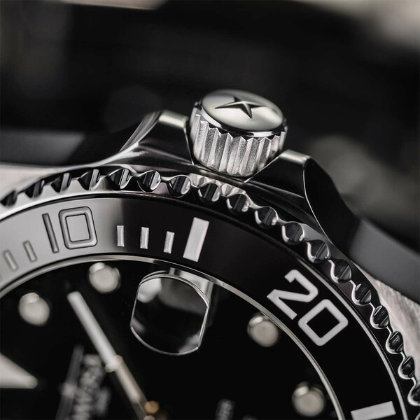 Zakręcana koronka w zegarku Davosa Ternos Medium Automatic 166.195.05