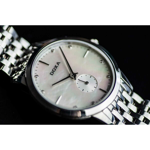 Tarcza z masy perłowej z diamentami w zegarku Doxa Slim Line Lady 105.15.051D.10