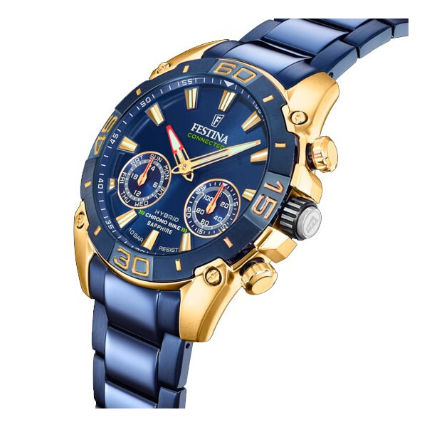 Zegarek męski na niebieskiej bransolecie.