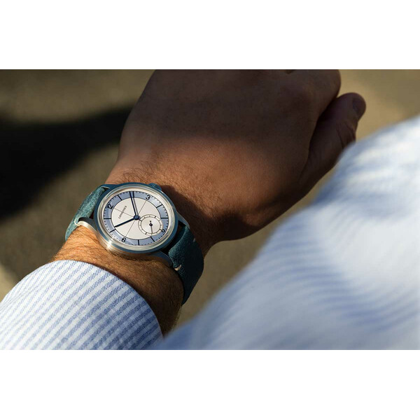 Longines Heritage Classic L2.828.4.73.2 zegarek na ręce
