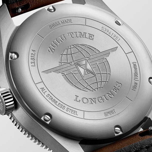Dekiel zakręcany na śruby w zegarku Longines Spirit Zulu Time L3.812.4.53.2