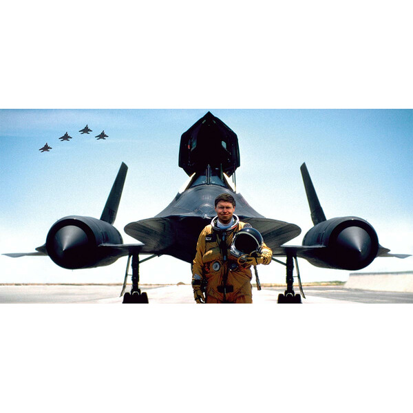 Brian Schul na tle SR-71 Blackbird.