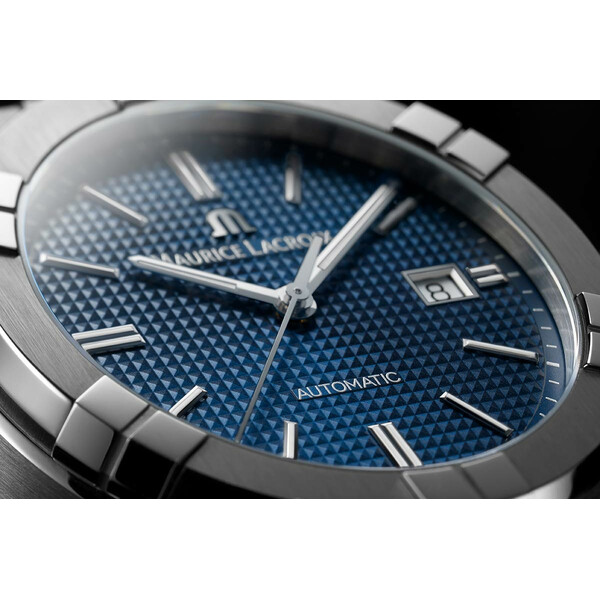Niebieska tarcza w zegarku Maurice Lacroix Aikon Automatic AI6008-SS000-430-4