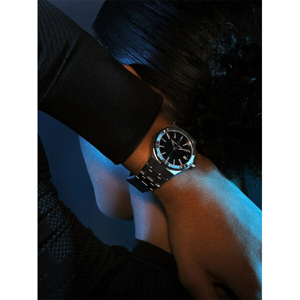 Srebrny zegarek damski z czarną tarczą Maurice Lacroix.