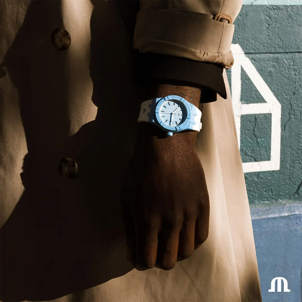 Zegarek z niebieską tarczą Maurice Lacroix.