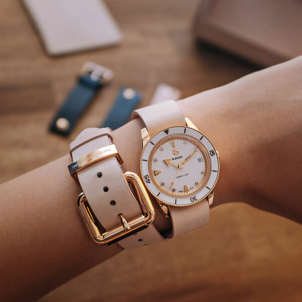 Zegarek na różowym pasku skórzanymRado.