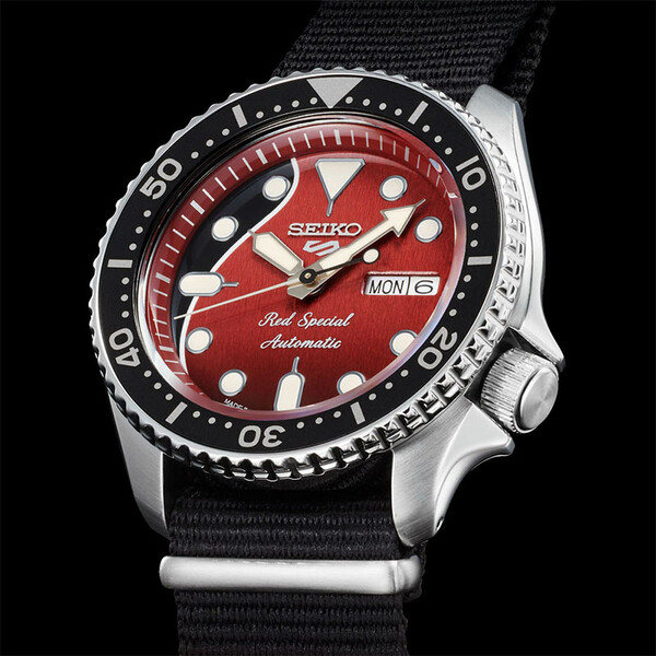 Seiko 5 Sports QUEEN Red Special Brian May SRPE83K1 Limited Edition
