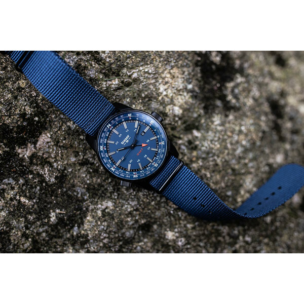 Zegarek na niebieskim pasku.