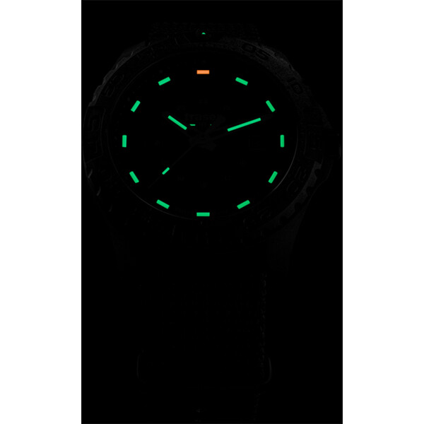 Podświetlenie zegarka Traser P96 Evolution Black w ciemności