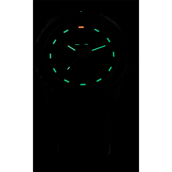 Pod świetlenie zegarka Traser P96 Evolution Chrono Black w ciemności