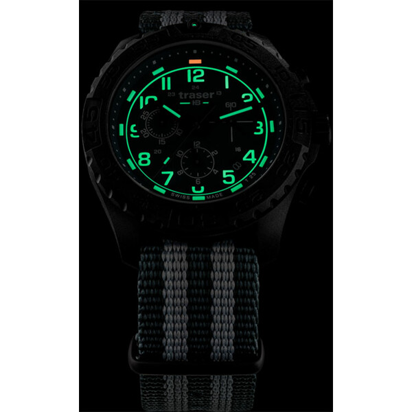 Podświetlenie zegarka Traser P96 Evolution Chrono Grey w półmroku
