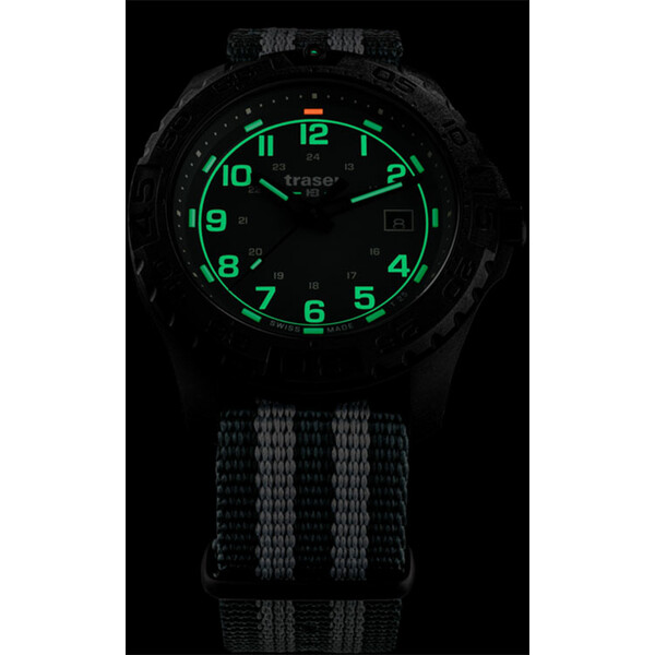 Podświetlenie zegarka Traser P96 Evolution Green w półmroku