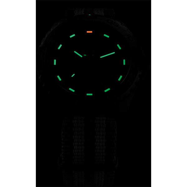 Podświetlenie zegarka Traser P96 Evolution Green w ciemności
