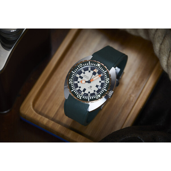 Zegarek męski na pasku w kolorze myśliwskiej zieleni Doxa