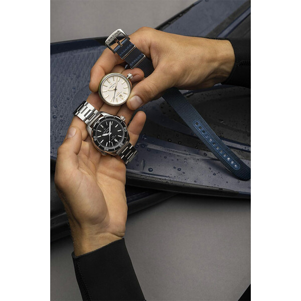 Srebrna i czarna tarcza zegarków Certina DS+
