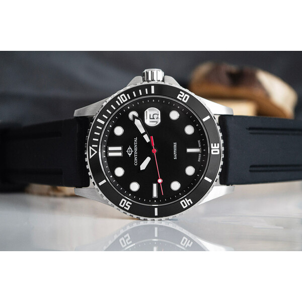 Czarna tarcza w zegarku Continental 20504-GD154430
