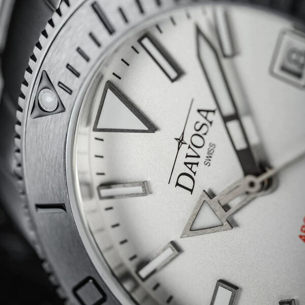Biała tarcza zegarka Davosa